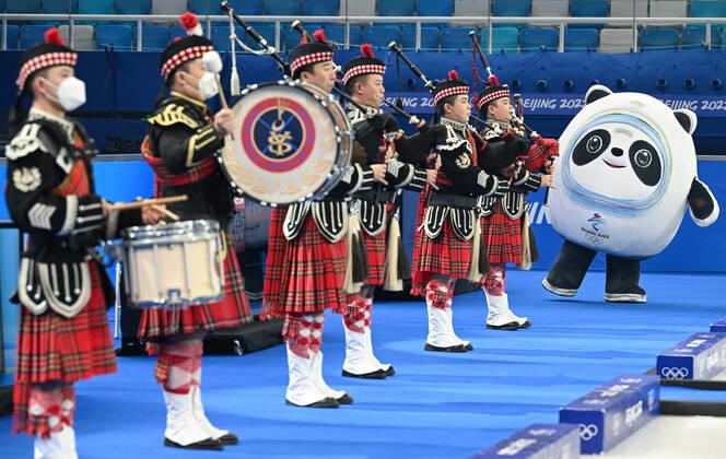 Sport Bilder des Tages (220219) -- BEIJING, Feb. 19, 2022 -- Musicians perform prior to the curling men s gold medal game of Beijing 2022 Winter Olympics between Great Britain and Sweden at National Aquatics Centre in Beijing, capital of China, Feb. 19, 2022. ) (BEIJING2022)CHINA-BEIJING-OLYMPIC Winter games, Winterspiele,Spiele, Summer games CURLING-MEN S GOLD MEDAL GAME-GBR VS SWE (CN) LixHe 