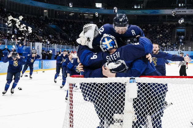 220220 Marko Anttila of Finland celebrate with goaltender Harri Säteri after winning the men s ice hockey final game between Finland and ROC Russia during day 16 of the 2022 Winter Olympics on February 20, 2022 in Beijing Photo Joel Marklund BILDBYRAN kod JM MT0334 bbeng ice hockey ice hockey olympic games olympics winter olympics os ol olympic games winter os olympic games beijing peking 2022 beijing 2022 beijing 2022 olympic games beijing 2022 winter olympic games beijing os beijing ol winter ol final russia finland russia cheers,  Copyright: JOELxMARKLUND BB220220JM054