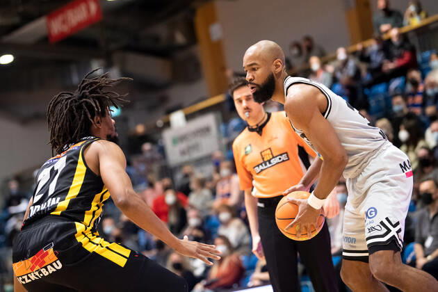 BARMER 2 Basketsball Bundesliga ProA season 2021 2022 27 matchday on 4 3 22 Medipolis SC Jena vs Kirchheim Knights v re Brandon Thomas Jena on the ball against Rohndell Goodwin Kirchheim Sparkassen Arena