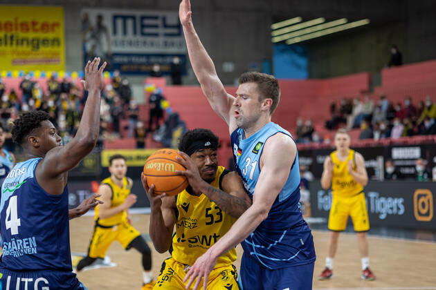 Isaiah Crawley Tigers Tuebingen, 53 Robert Oehle Eisbaeren Bremerhaven, 31 Tigers Tuebingen vs Eisbaeren Bremerhaven, 2 Basketball Bundesliga, Pro A, Barmer 2 Basketball, 28 Spieltag , Spielzeit 2021 2022, 06 03 2022 Tigers Tuebingen vs Eisbaeren Bremerhaven, 2 Basketball Bundesliga, Pro A, Barmer 2 Basketball, 28 Spieltag , Spielzeit 2021 2022, 06 03 2022 Tuebingen Copyright: xNinaxSanderx xEibnerxPressefotox EP_NSR