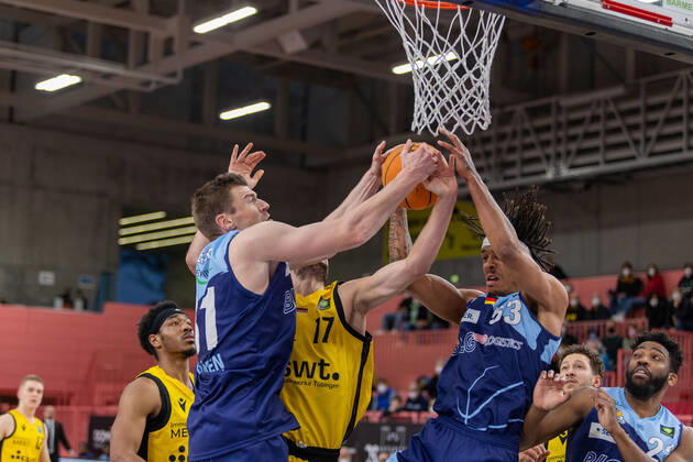 Robert Oehle Eisbaeren Bremerhaven, 31 Mateo Seric Tigers Tuebingen, 17 Kevin Yebo Eisbaeren Bremerhaven, 53 Tigers Tuebingen vs Eisbaeren Bremerhaven, 2 Basketball Bundesliga, Pro A, Barmer 2 Basketball, 28 Spieltag , Spielzeit 2021 2022, 06 03 2022 Tigers Tuebingen vs Eisbaeren Bremerhaven, 2 Basketball Bundesliga, Pro A, Barmer 2 Basketball, 28 Spieltag , Spielzeit 2021 2022, 06 03 2022 Tuebingen Copyright: xNinaxSanderx xEibnerxPressefotox EP_NSR