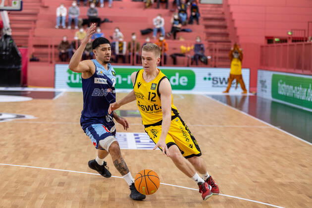 Elias Baggette Eisbaeren Bremerhaven, 02 Aatu Kivimaeki Tigers Tuebingen, 12 Tigers Tuebingen vs Eisbaeren Bremerhaven, 2 Basketball Bundesliga, Pro A, Barmer 2 Basketball, 28 Spieltag , Spielzeit 2021 2022, 06 03 2022 Tigers Tuebingen vs Eisbaeren Bremerhaven, 2 Basketball Bundesliga, Pro A, Barmer 2 Basketball, 28 Spieltag , Spielzeit 2021 2022, 06 03 2022 Tuebingen Copyright: xNinaxSanderx xEibnerxPressefotox EP_NSR