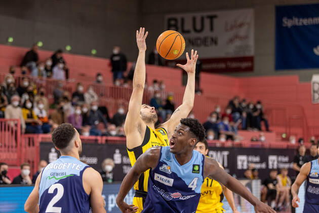 Elias Baggette Eisbaeren Bremerhaven, 02 Erol Ersek Tigers Tuebingen, 11 Armani T Bori Moore Eisbaeren Bremerhaven, 04 Tigers Tuebingen vs Eisbaeren Bremerhaven, 2 Basketball Bundesliga, Pro A, Barmer 2 Basketball, 28 Spieltag , Spielzeit 2021 2022, 06 03 2022 Tigers Tuebingen vs Eisbaeren Bremerhaven, 2 Basketball Bundesliga, Pro A, Barmer 2 Basketball, 28 Spieltag , Spielzeit 2021 2022, 06 03 2022 Tuebingen Copyright: xNinaxSanderx xEibnerxPressefotox EP_NSR