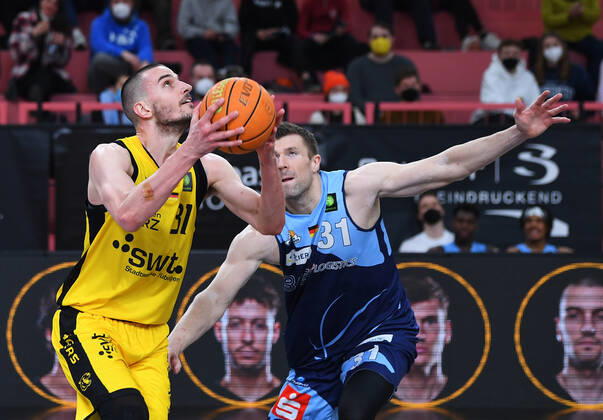 Basketball 2 Bundesliga 2020 2021 28 Matchday at Paul Horn Arena Tigers Tuebingen Eisbaeren Bremerhaven 06 03 2022 Daniel Keppeler left, Tigers vs Robert Oehle right, Eisbaeren Bremerhaven