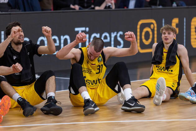 The Tigers Tuebingen are happy about the victory against the Eisbaeren Bremerhaven Tigers Tuebingen vs Eisbaeren Bremerhaven, 2 Basketball Bundesliga, Pro A, Barmer 2 Basketball, 28 Spieltag , Spielzeit 2021 2022, 06 03 2022 Tigers Tuebingen vs Eisbaeren Bremerhaven, 2 Basketball Bundesliga, Pro A, Barmer 2 Basketball, 28 Spieltag , Spielzeit 2021 2022, 06 03 2022 Tuebingen Copyright: xNinaxSanderx xEibnerxPressefotox EP_NSR