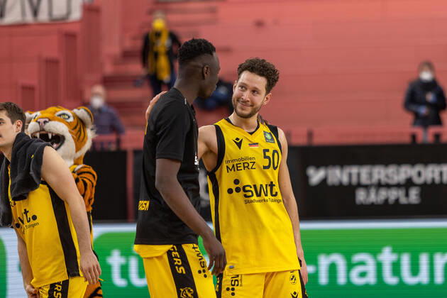 Bakary Dibba Tigers Tuebingen, 44 Joanic Gruetner Bacoul TIgers Tuebingen, 50 Tigers Tuebingen vs Eisbaeren Bremerhaven, 2 Basketball Bundesliga, Pro A, Barmer 2 Basketball, 28 Spieltag , Spielzeit 2021 2022, 06 03 2022 Tigers Tuebingen vs Eisbaeren Bremerhaven, 2 Basketball Bundesliga, Pro A, Barmer 2 Basketball, 28 Spieltag , Spielzeit 2021 2022, 06 03 2022 Tuebingen Copyright: xNinaxSanderx xEibnerxPressefotox EP_NSR
