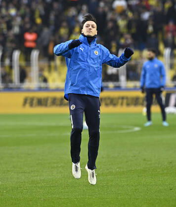 Mesut Ozil of Fenerbahce during the Turkish Super League football match between Fenerbahce and Trabzonspor at Ulker Stadium n Istanbul , Turkey on March 06 , 2022. ( Photo : Seskimphoto ) Fenerbahce vs Trabzonspor 06032022