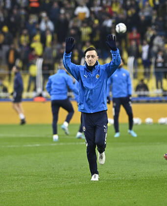 Mesut Ozil of Fenerbahce during the Turkish Super League football match between Fenerbahce and Trabzonspor at Ulker Stadium n Istanbul , Turkey on March 06 , 2022. ( Photo : Seskimphoto ) Fenerbahce vs Trabzonspor 06032022