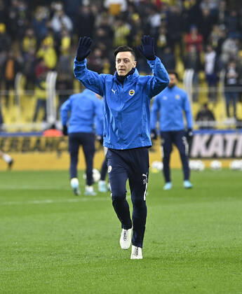 Mesut Ozil of Fenerbahce during the Turkish Super League football match between Fenerbahce and Trabzonspor at Ulker Stadium n Istanbul , Turkey on March 06 , 2022. ( Photo : Seskimphoto ) Fenerbahce vs Trabzonspor 06032022