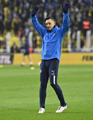 Mesut Ozil of Fenerbahce during the Turkish Super League football match between Fenerbahce and Trabzonspor at Ulker Stadium n Istanbul , Turkey on March 06 , 2022. ( Photo : Seskimphoto ) Fenerbahce vs Trabzonspor 06032022