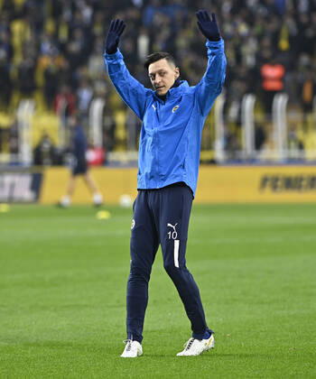 Mesut Ozil of Fenerbahce during the Turkish Super League football match between Fenerbahce and Trabzonspor at Ulker Stadium n Istanbul , Turkey on March 06 , 2022. ( Photo : Seskimphoto ) Fenerbahce vs Trabzonspor 06032022