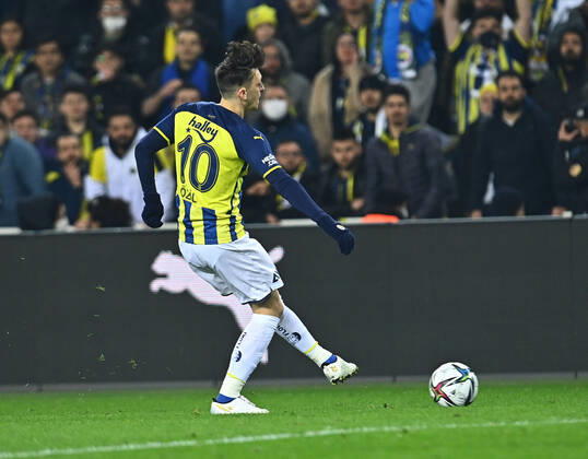 Mesut Ozil of Fenerbahce during the Turkish Super League football match between Fenerbahce and Trabzonspor at Ulker Stadium n Istanbul , Turkey on March 06 , 2022. ( Photo : Seskimphoto ) Fenerbahce vs Trabzonspor 06032022