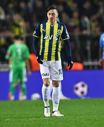 Mesut Ozil of Fenerbahce during the Turkish Super League football match between Fenerbahce and Trabzonspor at Ulker Stadium n Istanbul , Turkey on March 06 , 2022. ( Photo : Seskimphoto ) Fenerbahce vs Trabzonspor 06032022