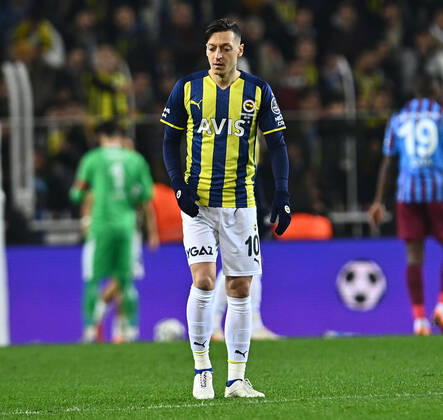Mesut Ozil of Fenerbahce during the Turkish Super League football match between Fenerbahce and Trabzonspor at Ulker Stadium n Istanbul , Turkey on March 06 , 2022. ( Photo : Seskimphoto ) Fenerbahce vs Trabzonspor 06032022