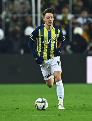 Mesut Ozil of Fenerbahce during the Turkish Super League football match between Fenerbahce and Trabzonspor at Ulker Stadium n Istanbul , Turkey on March 06 , 2022. ( Photo : Seskimphoto ) Fenerbahce vs Trabzonspor 06032022