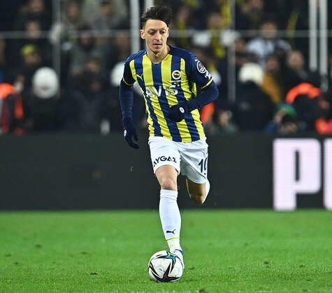 Mesut Ozil of Fenerbahce during the Turkish Super League football match between Fenerbahce and Trabzonspor at Ulker Stadium n Istanbul , Turkey on March 06 , 2022. ( Photo : Seskimphoto ) Fenerbahce vs Trabzonspor 06032022