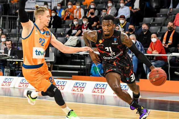 GER, EuroCup, ratiopharm Ulm vs Herbalife Gran Canaria 15 03 2022, ratiopharm arena, New Ulm, GER, EuroCup, ratiopharm Ulm vs Herbalife Gran Canaria, in picture Thomas Klepeisz Ulm, 22 , Dylan Ennis Gran Canaria, 31 nordphotoxGmbHx xHafner nph00200