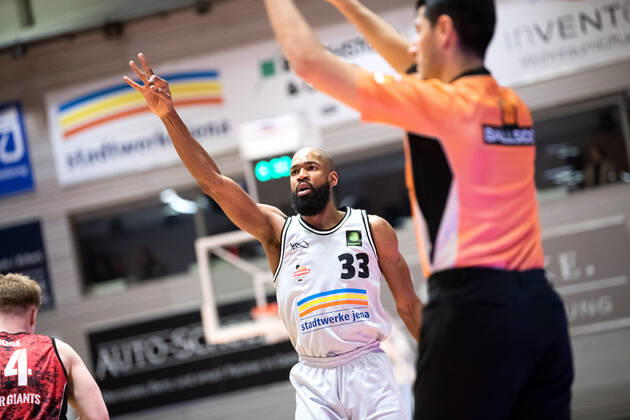 BARMER 2 Basketsball Bundesliga ProA season 2021 2022 30 matchday on 19 3 22 Medipolis SC Jena vs Bayer Giants Leverkusen Brandon Thomas Jena cheers on a successful 3 point shot, portrait Sparkassen Arena