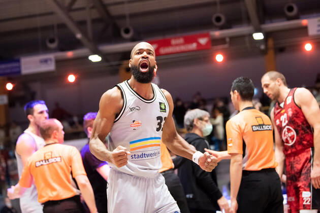 BARMER 2 Basketsball Bundesliga ProA season 2021 2022 30 matchday on 19 3 22 Medipolis SC Jena vs Bayer Giants Leverkusen Brandon Thomas Jena cheers after victory against Leverkusen Sparkassen Arena
