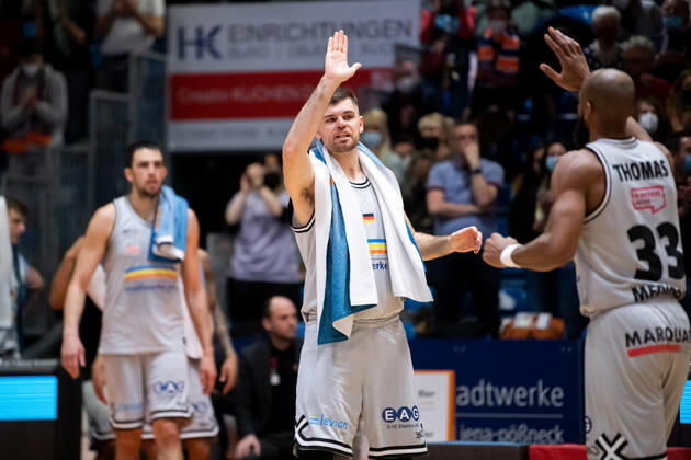 BARMER 2 Basketsball Bundesliga ProA season 2021 2022 30 matchday on 19 3 22 Medipolis SC Jena vs Bayer Giants Leverkusen center Julius Wolf Jena claps with Brandon Thomas Jena off Sparkassen Arena