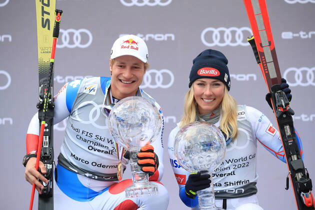 Bilder des Jahres 2022, Sport 03 März Sport Themen der Woche KW11 ALPINE SKIING - FIS WC Final Meribel MERIBEL,FRANCE,20.MAR.22 - ALPINE SKIING - FIS World Cup Final, ladies, men, award ceremony overall world cup. Image shows the rejoicing of Marco Odermatt (SUI) and Mikaela Shiffrin (USA). Keywords: crystal globe. GEPAxpictures xMarioxBuehner