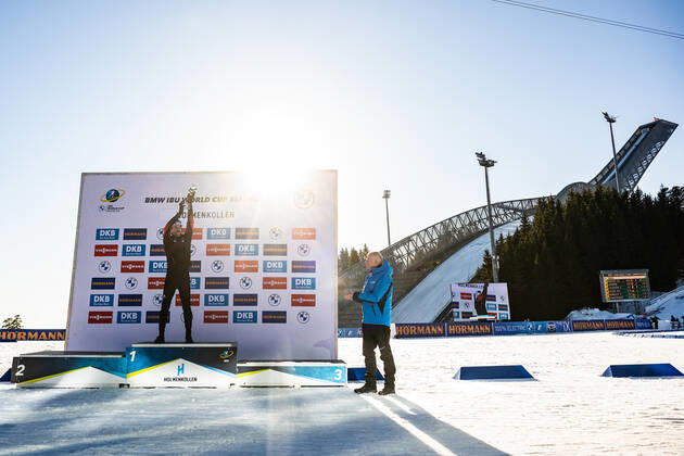 220320 Sturla Holm Laegreid of Norway celebrates with his trophy for best athlete under 25 after competing in men s 15 km biathlon mass start during the IBU World Cup on March 20, 2022 in Oslo Photo Jon Olav Nesvold BILDBYRAN COP 217 JE0053 biathlon biathlon biathlon ibu world cup holmenkollen men s mass start bbeng joint start mass start, Copyright: JONxOLAVxNESVOLD BB220320JE170