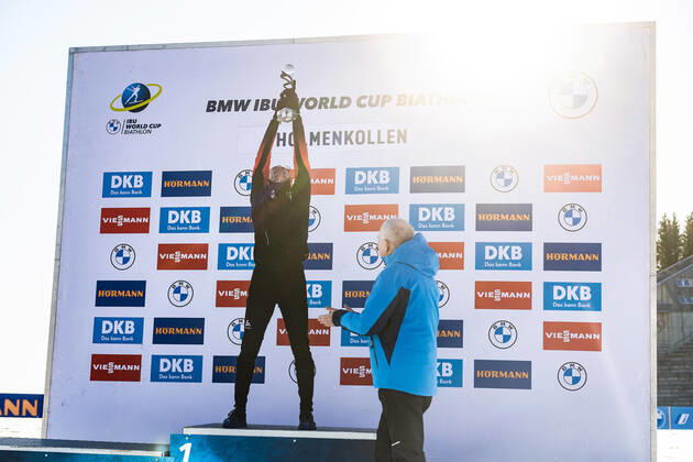 220320 Sturla Holm Laegreid of Norway celebrates with his trophy for best athlete under 25 after competing in men s 15 km biathlon mass start during the IBU World Cup on March 20, 2022 in Oslo Photo Jon Olav Nesvold BILDBYRAN COP 217 JE0053 biathlon biathlon biathlon ibu world cup holmenkollen men s mass start bbeng joint start mass start, Copyright: JONxOLAVxNESVOLD BB220320JE171