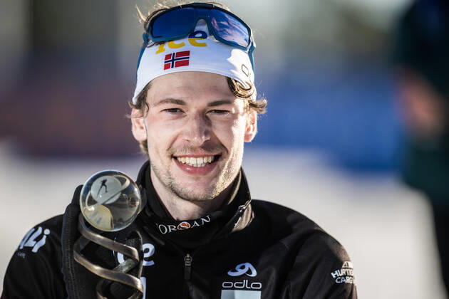 220320 Sturla Holm Laegreid of Norway celebrates with his trophy for best athlete under 25 after competing in men s 15 km biathlon mass start during the IBU World Cup on March 20, 2022 in Oslo Photo Jon Olav Nesvold BILDBYRAN COP 217 JE0053 biathlon biathlon biathlon ibu world cup holmenkollen men s mass start bbeng joint start mass start, Copyright: JONxOLAVxNESVOLD BB220320JE173