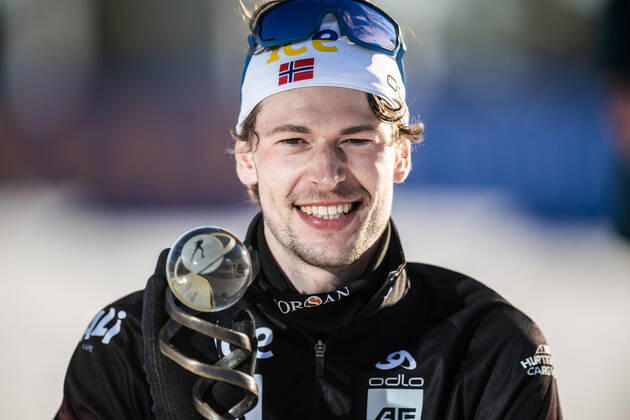 220320 Sturla Holm Laegreid of Norway celebrates with his trophy for best athlete under 25 after competing in men s 15 km biathlon mass start during the IBU World Cup on March 20, 2022 in Oslo Photo Jon Olav Nesvold BILDBYRAN COP 217 JE0053 biathlon biathlon biathlon ibu world cup holmenkollen men s mass start bbeng joint start mass start, Copyright: JONxOLAVxNESVOLD BB220320JE178