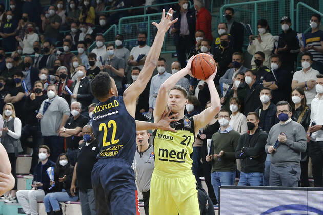 14 Matchday of the easyCredit BBL Basketball Bundesliga at Oberfrankenhalle in Bayreuth Season 2021 2022 Medi Bayreuth vs. EWE Baskets Oldenburg Janari Jöesaar Medi Bayreuth 21 right Tj Holyfied EWE Baskets Oldenburg 22 left