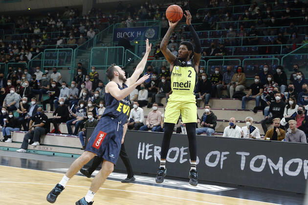 14 Matchday of the easyCredit BBL Basketball Bundesliga in the Oberfrankenhalle in Bayreuth Season 2021 2022 Medi Bayreuth against EWE Baskets Oldenburg Sacar Anim Medi Bayreuth 2 right Max Heidegger EWE Baskets Oldenburg 3 left