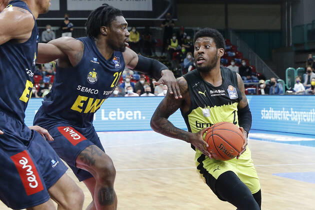14 Matchday of the easyCredit BBL Basketball Bundesliga in the Oberfrankenhalle in Bayreuth Season 2021 2022 Medi Bayreuth against EWE Baskets Oldenburg Sacar Anim Medi Bayreuth 2 right Tai Odiase EWE Baskets Oldenburg 21 left