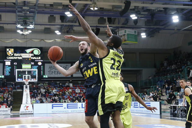 14 Matchday of the easyCredit BBL Basketball Bundesliga in the Oberfrankenhalle in Bayreuth Season 2021 2022 Medi Bayreuth against EWE Baskets Oldenburg Cameron Wells Medi Bayreuth 22 right Max Heidegger EWE Baskets Oldenburg 3 left