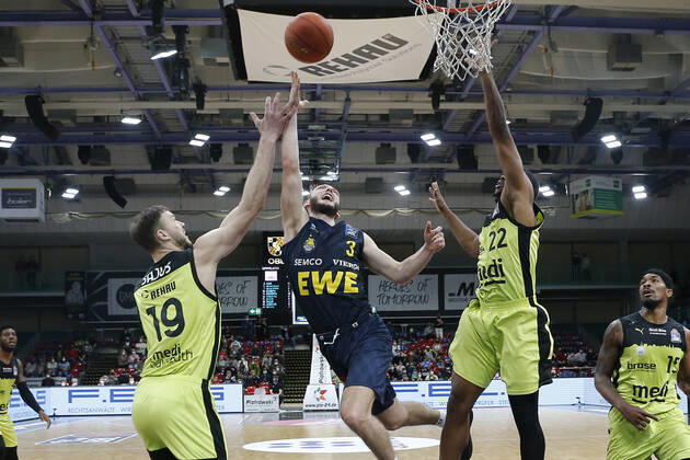 14 Matchday of the easyCredit BBL Basketball Bundesliga at Oberfrankenhalle in Bayreuth Season 2021 2022 Medi Bayreuth vs. EWE Baskets Oldenburg Cameron Wells Medi Bayreuth 22 right Martynas Sajus Medi Bayreuth 19 left Max Heidegger EWE Baskets Oldenburg 3 center