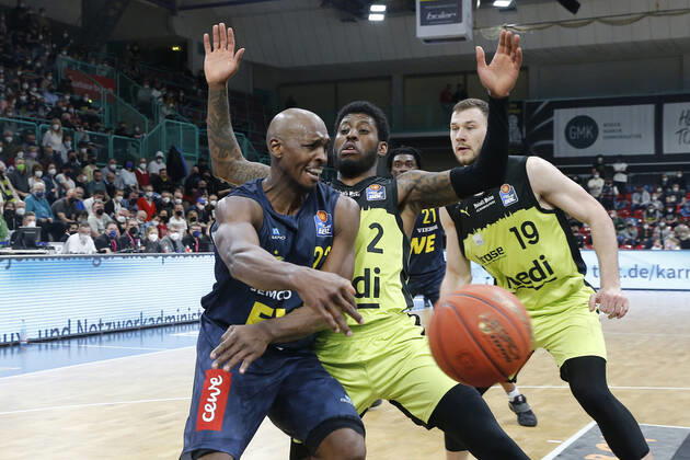 14 Matchday of the easyCredit BBL Basketball Bundesliga in the Oberfrankenhalle in Bayreuth Season 2021 2022 Medi Bayreuth against EWE Baskets Oldenburg Sacar Anim Medi Bayreuth 2 right Rickey Paulding EWE Baskets Oldenburg 23 left