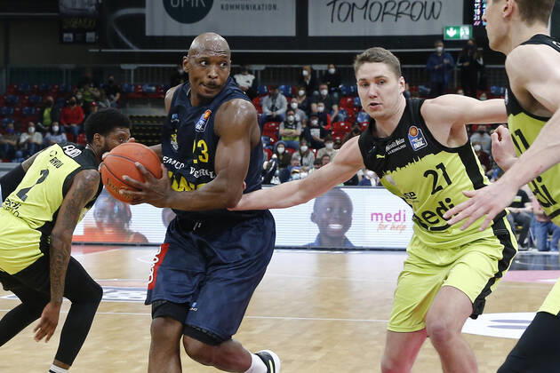 14 Matchday of the easyCredit BBL Basketball Bundesliga at Oberfrankenhalle in Bayreuth Season 2021 2022 Medi Bayreuth vs. EWE Baskets Oldenburg Janari Jöesaar Medi Bayreuth 21 right Rickey Paulding EWE Baskets Oldenburg 23 left