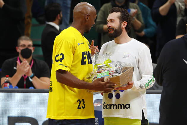 14 matchday of the easyCredit BBL Basketball Bundesliga in the Oberfrankenhalle in Bayreuth season 2021 2022 Medi Bayreuth against EWE Baskets Oldenburg Bastian Doreth Medi Bayreuth 10 right Rickey Paulding EWE Baskets Oldenburg 23 left farewell