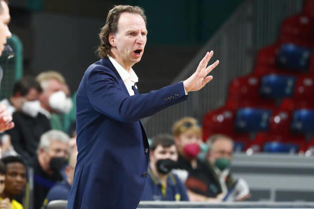 14 matchday of the easyCredit BBL Basketball Bundesliga in the Oberfrankenhalle in Bayreuth season 2021 2022 Medi Bayreuth against EWE Baskets Oldenburg Ingo Freyer EWE Baskets Oldenburg coach