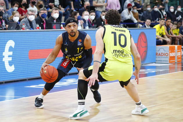 14 Matchday of the easyCredit BBL Basketball Bundesliga at Oberfrankenhalle in Bayreuth Season 2021 2022 Medi Bayreuth vs. EWE Baskets Oldenburg Bastian Doreth Medi Bayreuth 10 right Phil Pressey EWE Baskets Oldenburg 11 left