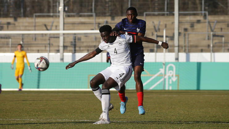 Stuttgart , Soccer U18 international match Germany vs France , from left Joshua Quarshie GER David Mokwa Mtusu FRA ,