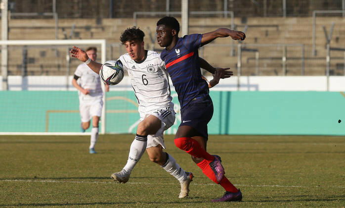 Stuttgart , Soccer U18 International Germany vs France , from left Umut Tohumcu GER Edoly Lukoki Matso FRA