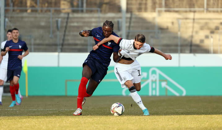 24 03 22 U18 Germany U18 France Germany, Stuttgart, 24 03 2022, football, test match U18 DFB Germany U18 France v l Chimuanya Ugochukwu France , Yusuf Kabadyi Germany