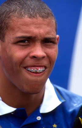 Holland gegen Brasilien 9. Juli 1994 FIFA-Weltpokal, USA 1994 Holland gegen Brasilien Ronaldo aus Brasilien zeigt seine Hosenträger Foto Mark Leech Abseits Dallas USA Copyright: xMarkxLeechx xOffsidexOffside