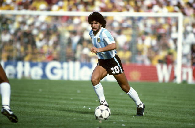 Argentinien gegen Brasilien Fußball-Weltmeisterschaft 02. Juli 1982 Barcelona Fußball-Weltmeisterschaft Argentinien gegen Brasilien Diego Maradona aus Argentinien Foto von Mark Leech Barcelona Spanien Copyright: xMarkxLeechxOffside