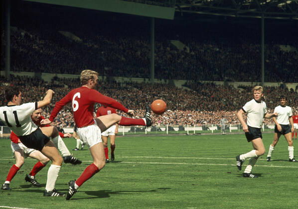 Endspiel der Fußballweltmeisterschaft 1966 30. Juli 1966 Endspiel der FIFA-Weltmeisterschaft England gegen Westdeutschland Bobby Moore streckt seinen Fuß aus, um den Ball zu klären Foto Gerry Cranham Abseits London UK  Copyright: xGerryxCranhamxOffside