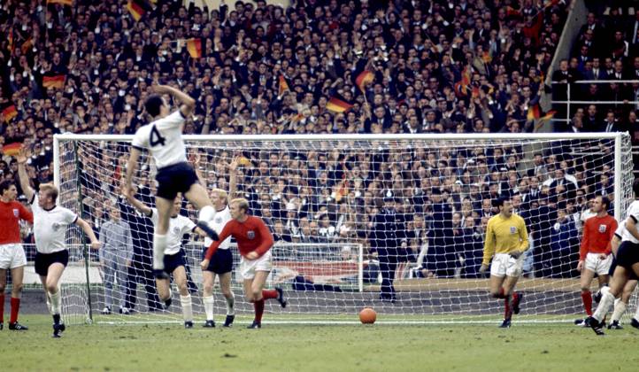England gegen Westdeutschland 1966 30. Juli 1966 FIFA-Fußballweltmeisterschaftsfinale England gegen Westdeutschland Deutsche Spieler, darunter Franz Beckenbauer 4 , feiern den späten Ausgleichstreffer von Weber aus dem Bild heraus Bobby Moore und Gordon Banks scheinen einen Einspruch wegen eines Verstoßes einzulegen Foto Gerry Cranham Wembley UK  Copyright: xGerryxCranhamxOffside