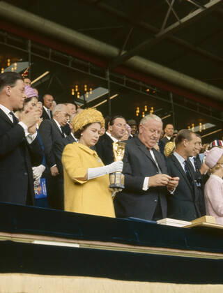 Endspiel der Fußballweltmeisterschaft 1966 30. Juli 1966 Endspiel der FIFA-Weltmeisterschaft England gegen Westdeutschland Ihre Majestät Königin Elizabeth hält die Jules-Rimet-Trophäe neben Sir Stanley Rous Foto Gerry Cranham Wembley London UK  Copyright: xGerryxCranhamxOffside cran