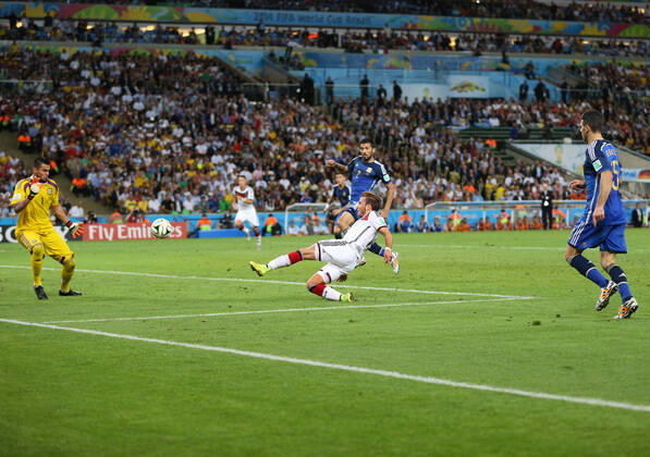 Fußball Endspiel der FIFA Fussball-Weltmeisterschaft 2014 Deutschland gegen Argentinien 13. Juli 2014 Endspiel der FIFA Fussball-Weltmeisterschaft Deutschland gegen Argentinien Mario Götze (Deutschland) erzielt den Siegtreffer, während Ezequiel Garay (L) und Martin Demichelis (Argentinien, R) zusehen Foto Marc Atkins Abseits Rio de Janeiro Brasilien  Copyright: xMarcxAtkinsxOffside