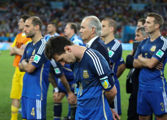 Fußball Finale der FIFA Fussball-Weltmeisterschaft 2014 Deutschland gegen Argentinien 13. Juli 2014 Finale der FIFA Fussball-Weltmeisterschaft Deutschland gegen Argentinien Ein niedergeschlagener Lionel Messi aus Argentinien Foto Marc Atkins Abseits Rio de Janeiro Brasilien  Copyright: xMarcxAtkinsxOffside