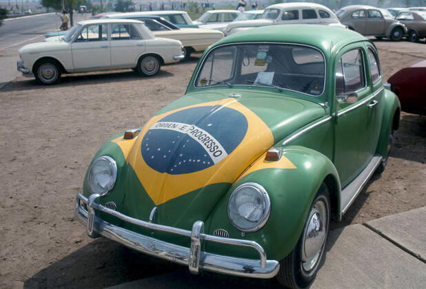 Fußball-Weltmeisterschaft 1970 31 5 Fußball-Weltmeisterschaft 1970 Ein in den Farben der brasilianischen Flagge lackierter VW-Käfer Foto Gerry Cranham Abseits Mexiko  Copyright: xGerryxCranhamxOffside al